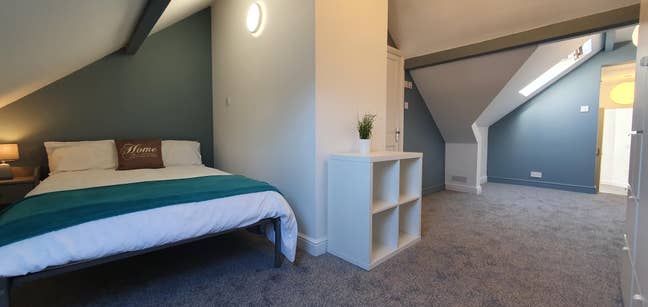 🏡 Lovely spacious room with ensuite toilet & sink Main Photo