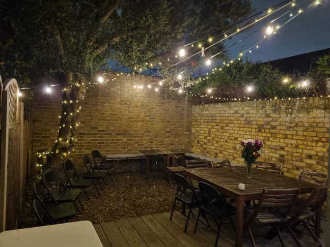 Cozy Room w Balcony Off Broadway Mkt Main Photo