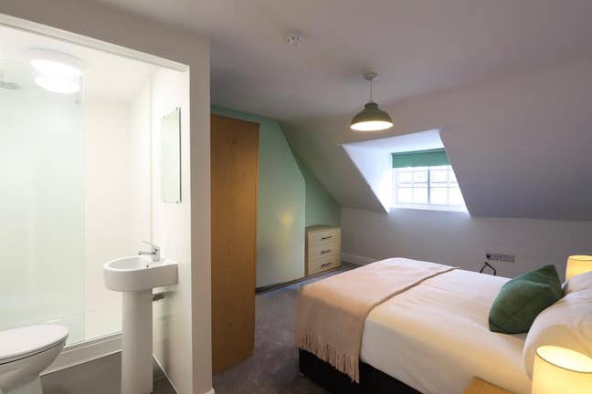 Town Centre Ensuite Room Main Photo