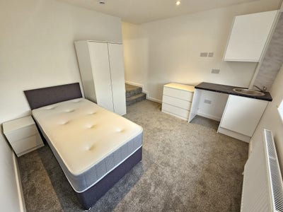 Newly refurbished. Parkstone ensuite rooms! Main Photo