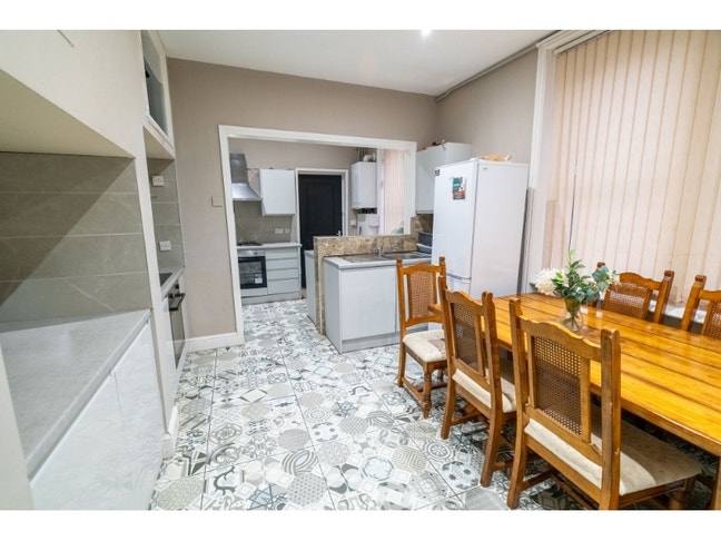 8 Bedroomed House Share - Bills Included Main Photo