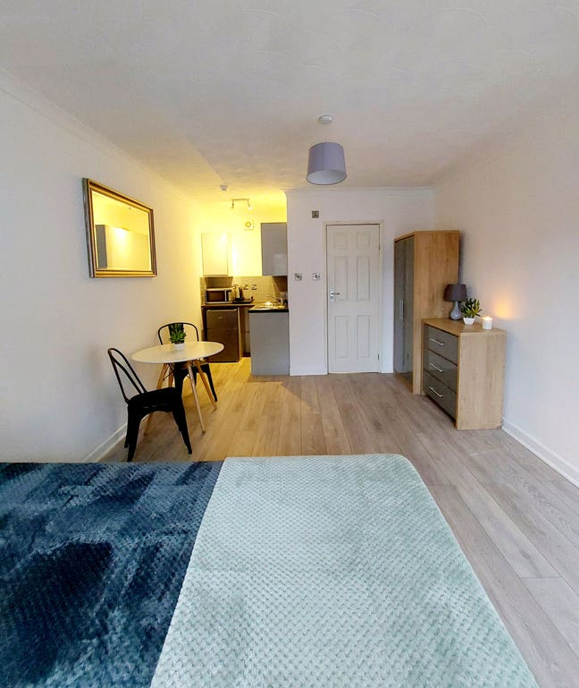 Spacious En-Suite Studio Room with Ample Parking Main Photo