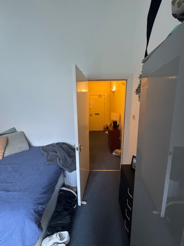 Room Available in open spaced flat in Dennistoun  Main Photo