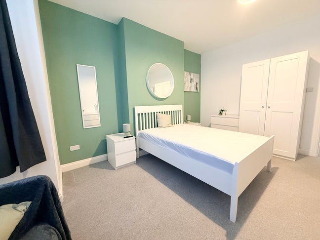 ✨ Stunning 4-Bed Modern Shared property ✨ Main Photo