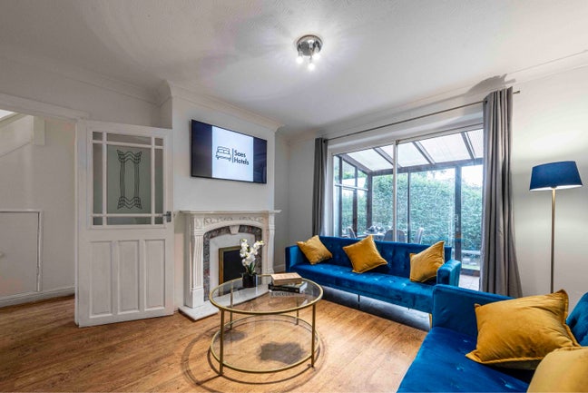 Cozy Home in Stoke on Trent | Free Parking, WiFi Main Photo