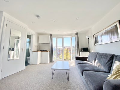 A bright spacious Studio flat Main Photo