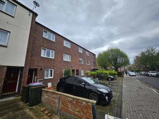 4 bedroom house with garden and seperate lounge Main Photo