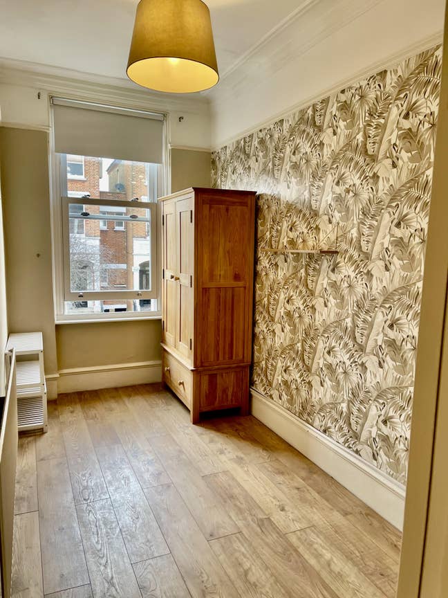 Room Avaiable in a spacious flat in Parsons Green  Main Photo