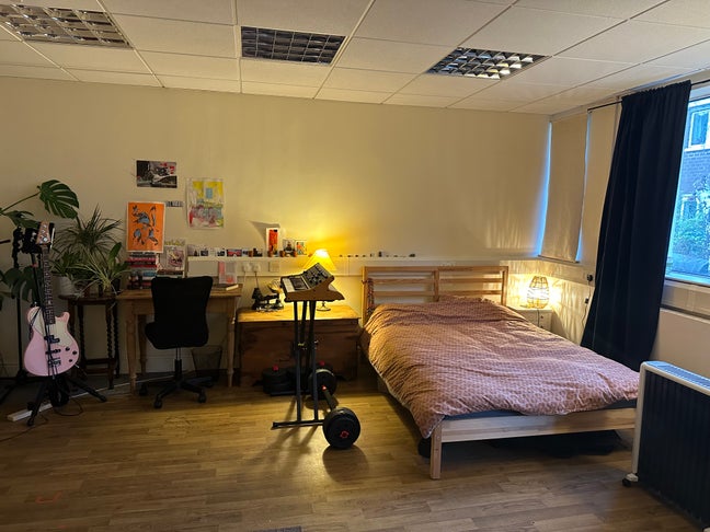 Subletting Massive Room Main Photo