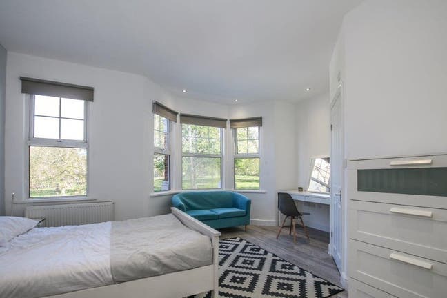 🌸 3 Stylish En-Suite Doubles in Plumstead Main Photo