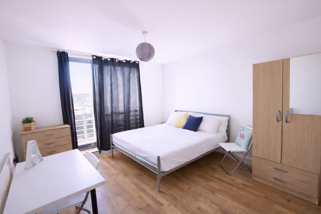 ENSUITE room! 3 bed flat! couples OK Main Photo