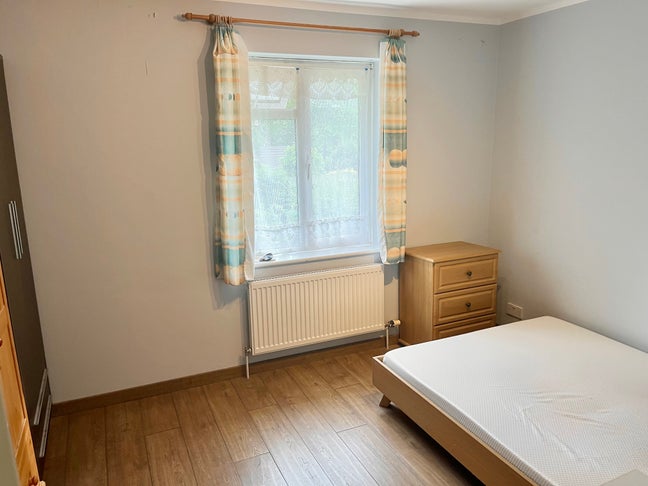 Double Room close to Town and Gatwick Airport !!  Main Photo