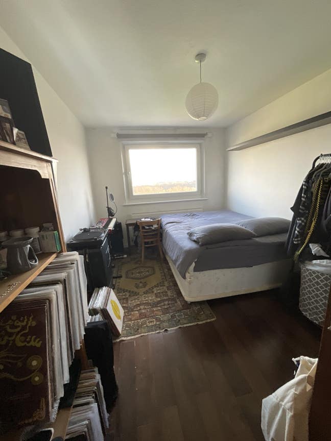 Room for rent in creative flat Main Photo