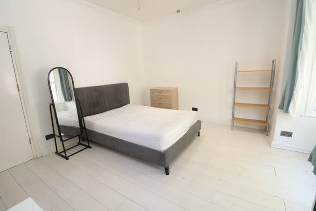 3 Large Rooms! Beautiful House Close to Tube Main Photo