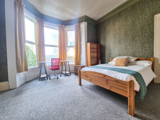 Huge double room - Newport Rd close to city centre Main Photo