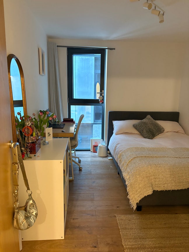 Spacious double room in friendly Dalston flat Main Photo