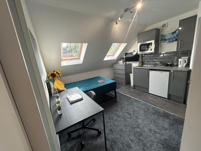 Large  luxury  ensuite rooms & Kitchenette in  CV1 Main Photo