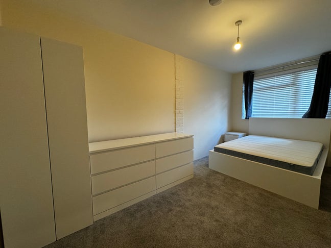 Large House - Double room + All Bills Included Main Photo