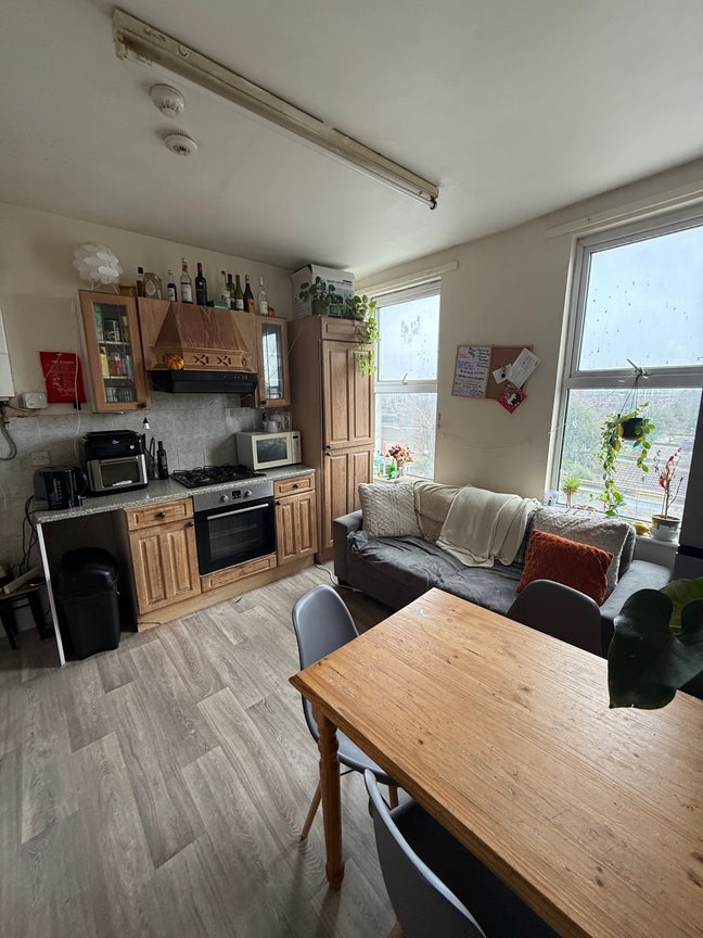 Huge 2 Bed Flat in Manor House  Main Photo