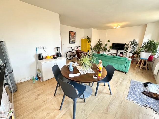 *** Luxury Two Bed Flat Now Available In E2*** Main Photo