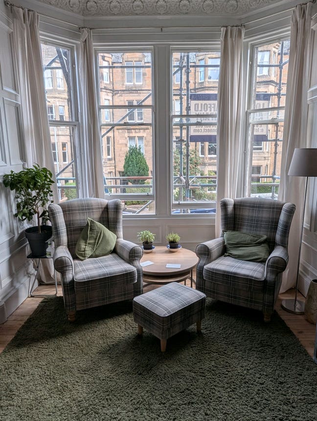 Beautiful room in traditional flat  Main Photo