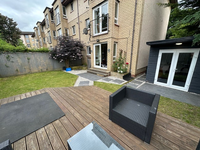 Spacious 2 Bed Flat with Private Garden & Gym Main Photo