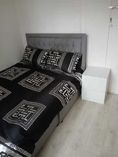 Decent size double room in easy going home Main Photo