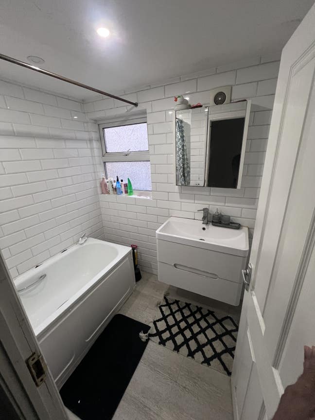 Victorian Double Window Room Main Photo