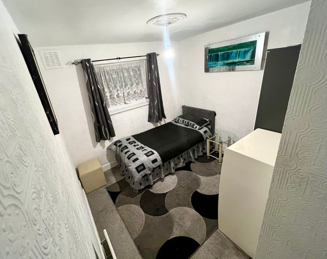 Clean single bedroom for 1 male Main Photo