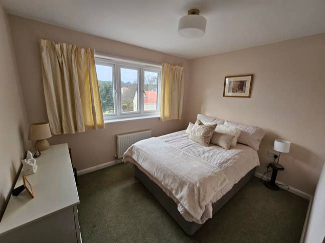 Newly decorated, cosy room with private bathroom Main Photo