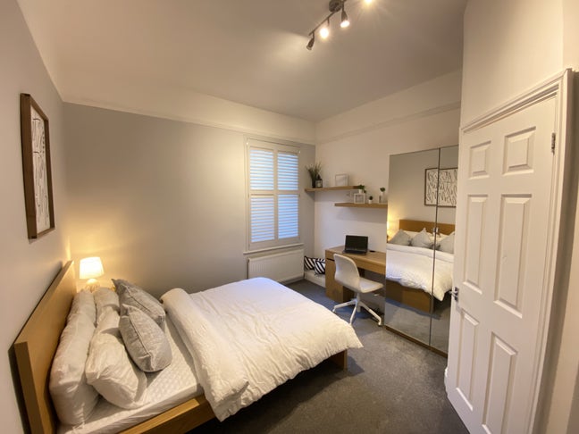 City Centre Location - Professional House Share Main Photo