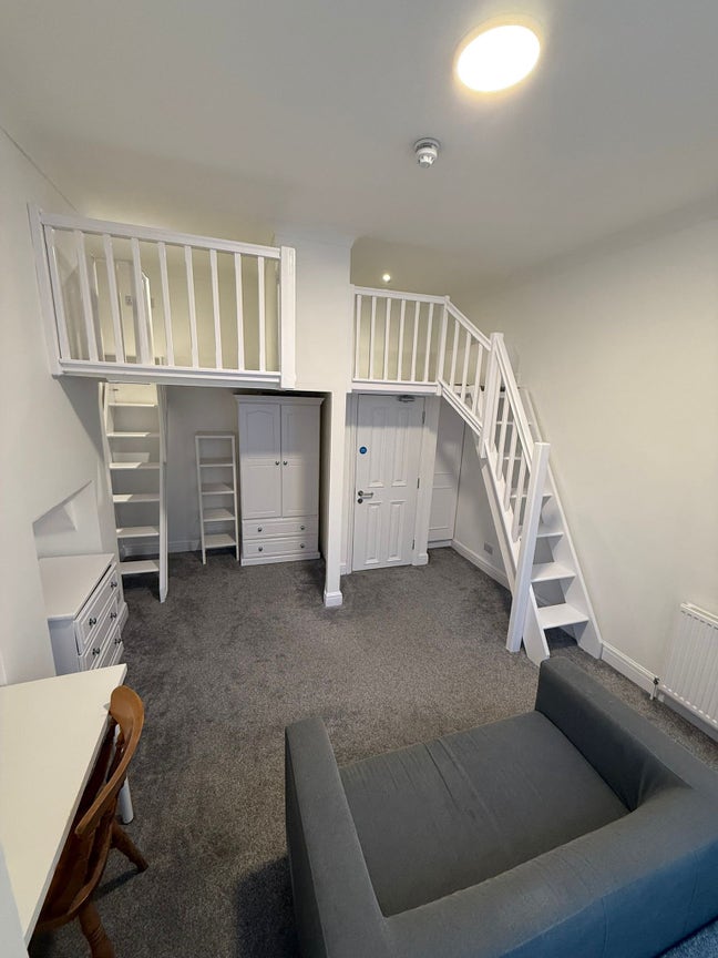 Really spacious room in 4 bed Flat in Clapham Main Photo