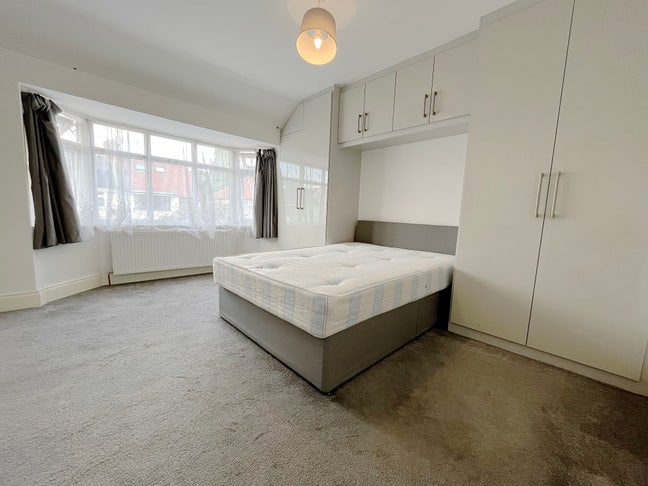 2 X Large Ensuite Rooms 15 Min to Hounslow West Main Photo