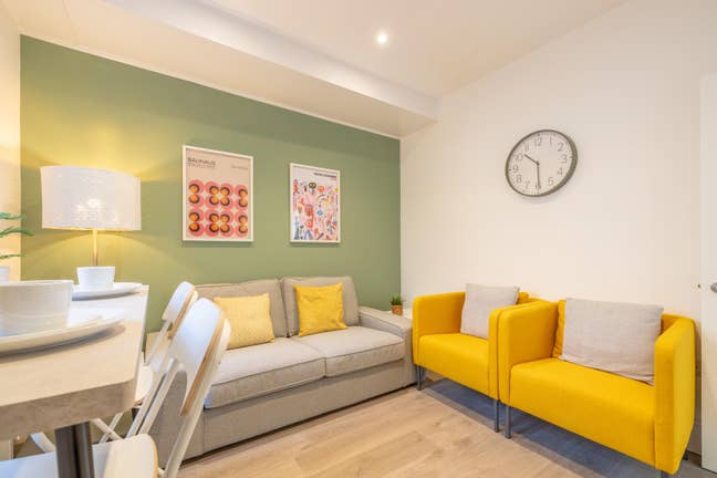 Beautiful Top Floor Room in BT5 HMO! Available NOW Main Photo