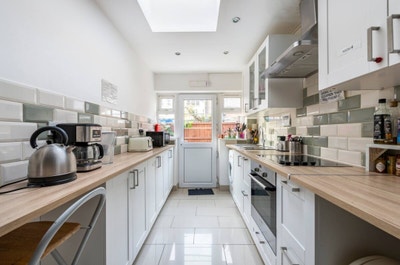 Rooms available | Broadband 1GB | 6' Limehouse DLR Main Photo