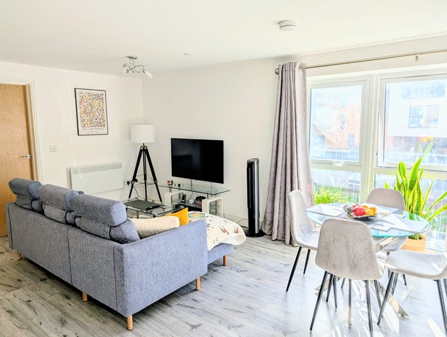 Spacious Two-Bedroom, Two-Bathroom Flat Main Photo