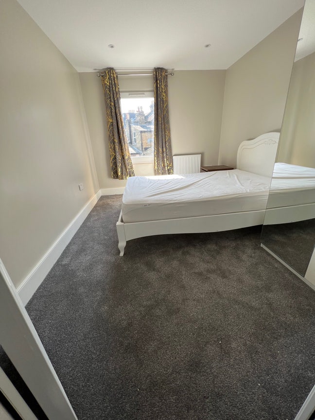 Nice 1st Floor Bedroom SW17  Main Photo