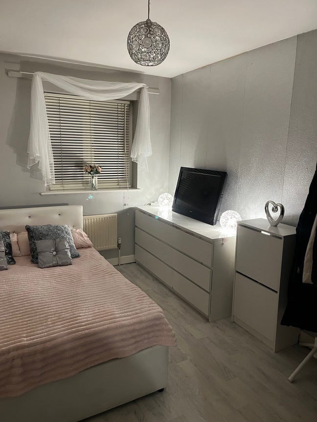 Large bright double room Main Photo