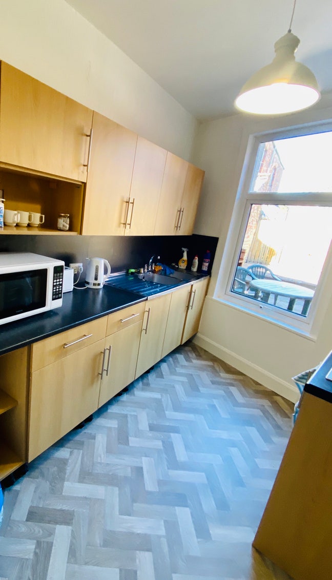 Furnished room in town house Main Photo