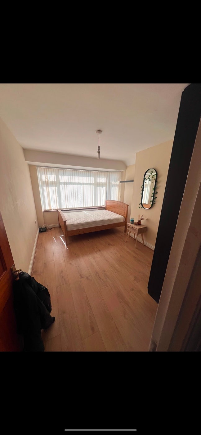 Double room in a well connected area Main Photo