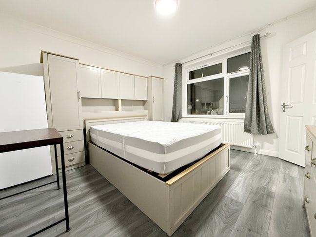 2 X Ensuite Rooms 5 Mins Walk to Hounslow East Main Photo