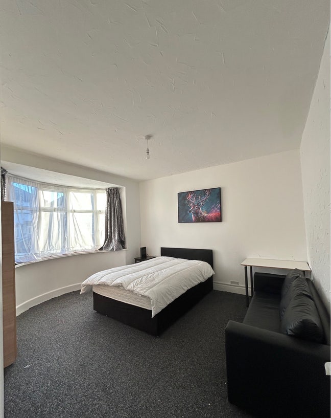 12 Minute walk from Hounslow West Station Main Photo