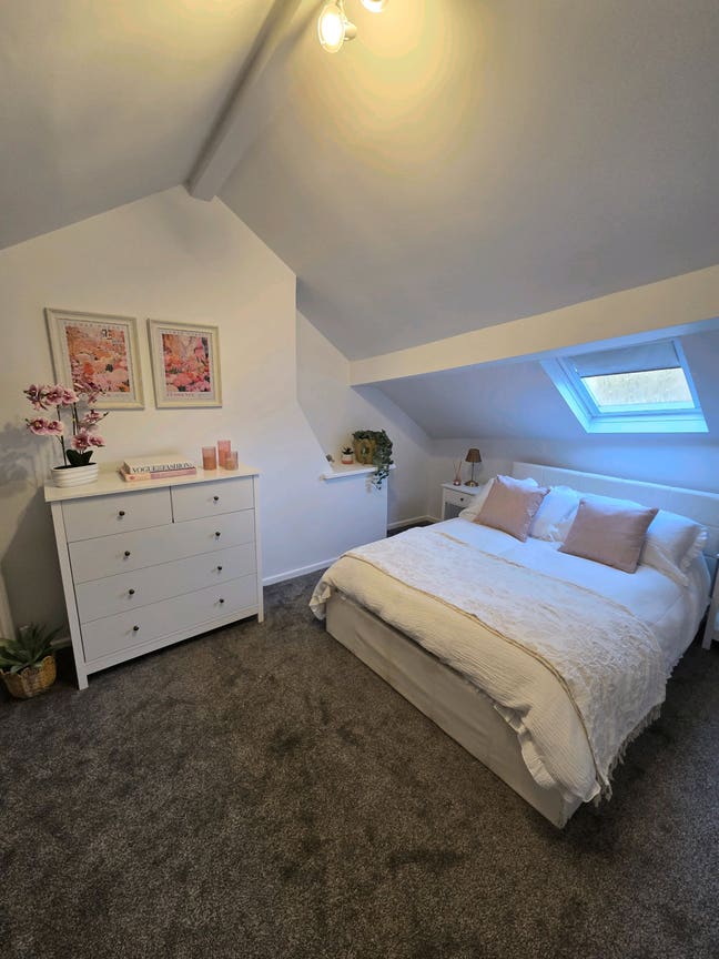 Large Attic Room - 2-3 Night Weekday Let Main Photo