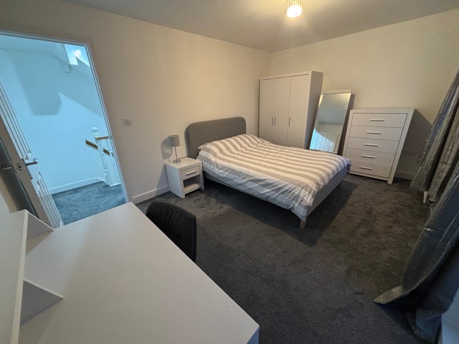 Newly renovated shared house with 4 double bedroom Main Photo