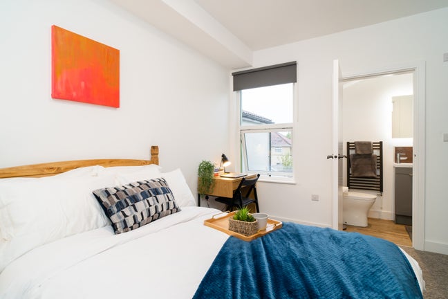 🏡 ✨ Lovely Ensuite - Peaceful Road - Prime BS3 Main Photo