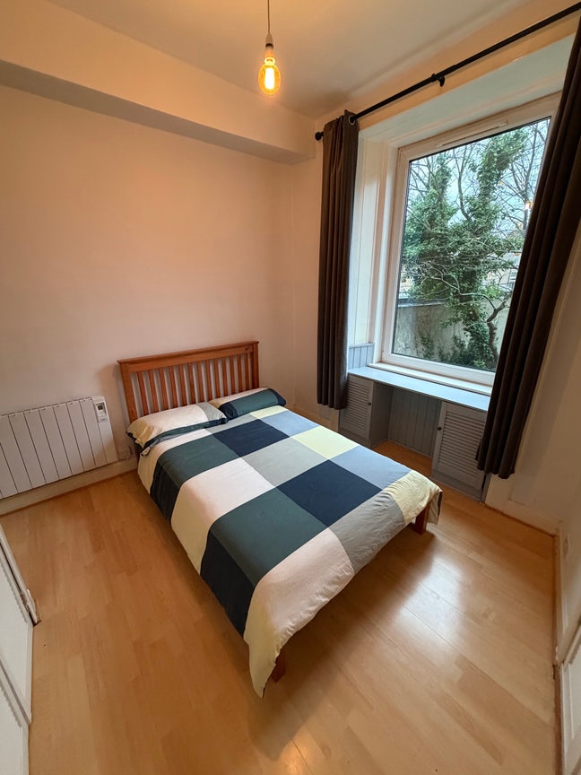 Bright room next to Fountain Park available now Main Photo