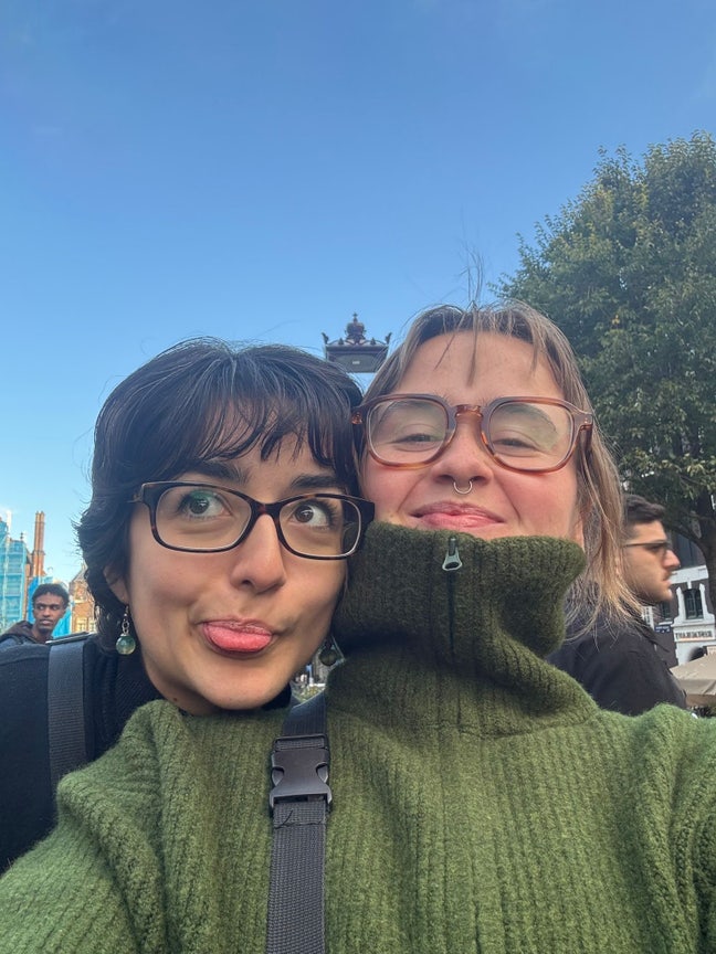 2 funny, easy going friends looking for a flat Main Photo