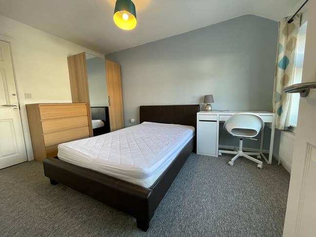 Spacious Room near transport and amenities Main Photo