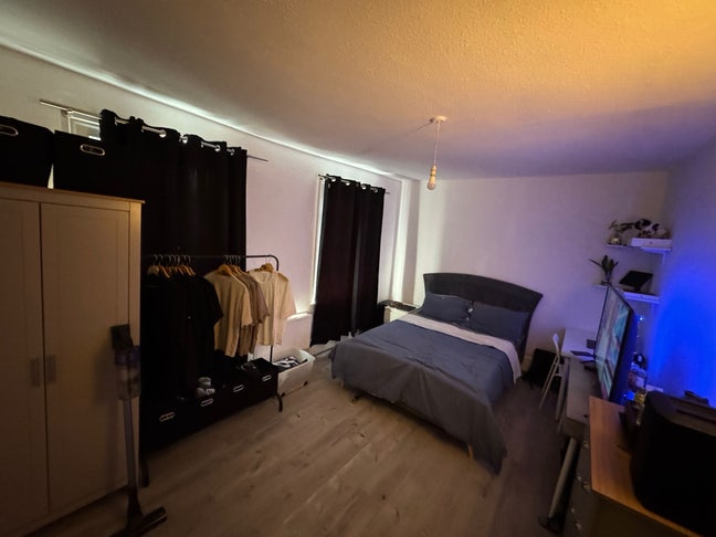 Large Double Room Suitable for Couple Occupancy Main Photo