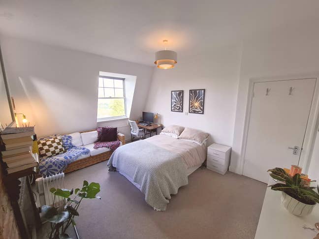 Spacious double with own bathroom in 2 bed flat Main Photo